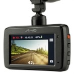 Seznamte se s palubní kamerou MIO MiVue 733. Nahraje vaše cesty ve Full HD a zajistí bezpečnější jízdu